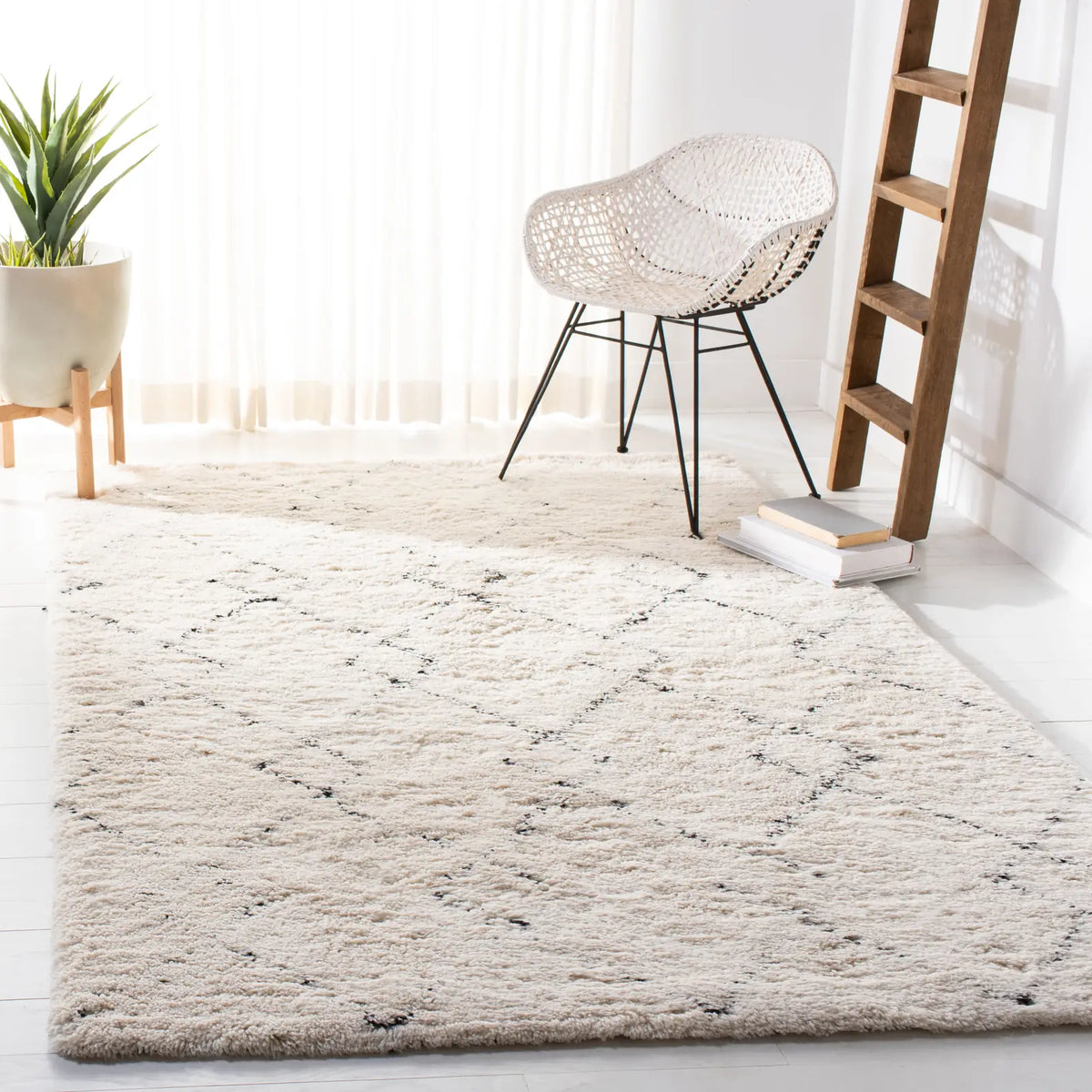 Safavieh Casablanca 4'-0" x 6'-0" Rug in Ivory / Black