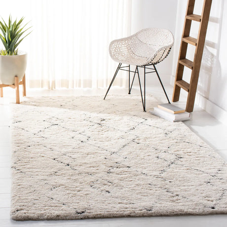 Safavieh Casablanca 4'-0" x 6'-0" Rug in Ivory / Black