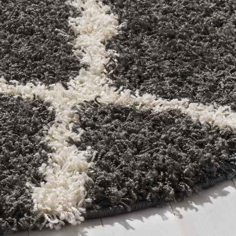 Safavieh Sgd-Dallas Shag 6'-0" x 6'-0" Rug in Dark Grey / Ivory