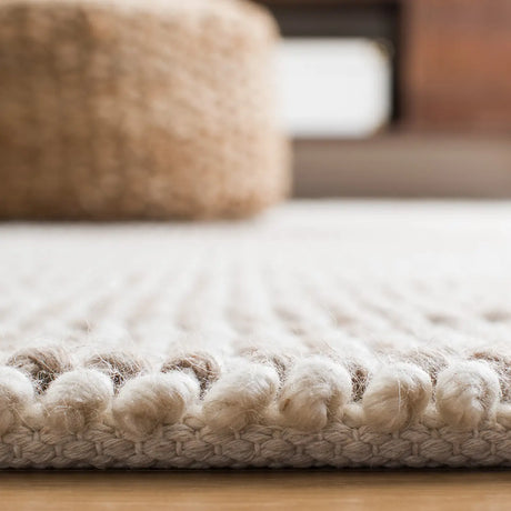Safavieh Natura 4'-0" x 6'-0" Rug in Beige / Ivory