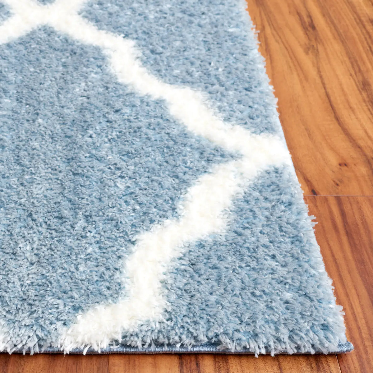 Safavieh Tahoe Shag 4'-0" x 6'-0" Rug in Blue / White