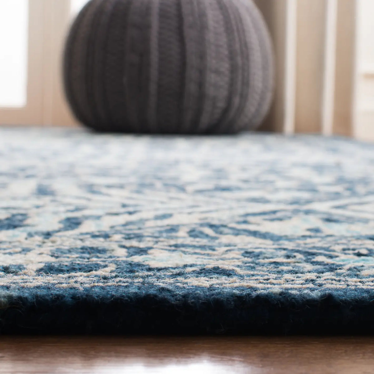 Safavieh Trace 4'-0" x 6'-0" Rug in Navy / Light Blue