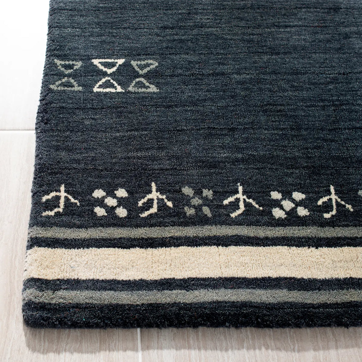 Safavieh Himalaya 4'-0" x 6'-0" Rug in Charcoal
