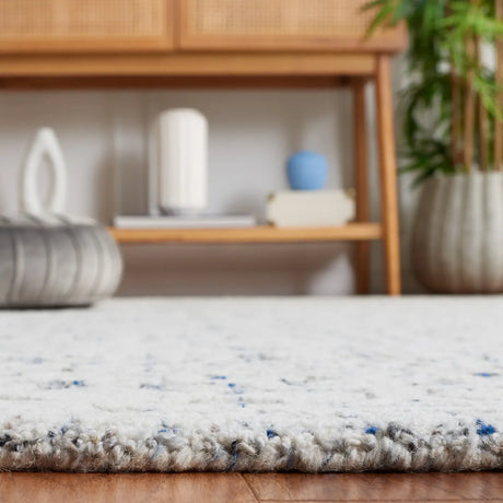Safavieh Ebony 4'-0" x 6'-0" Rug in Blue / Ivory