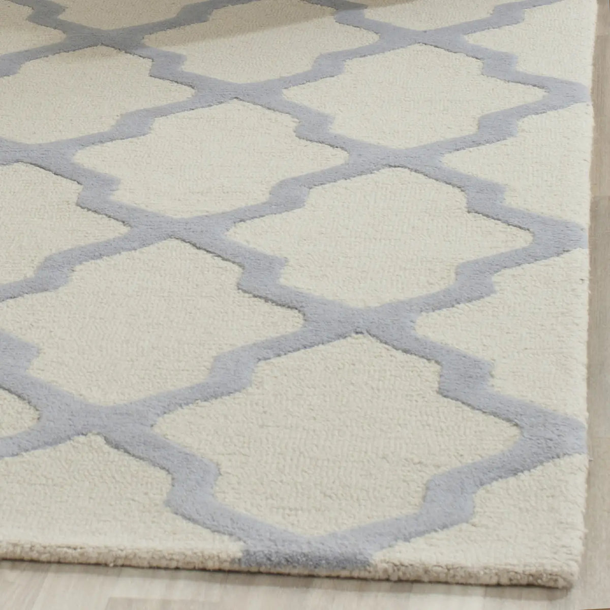 Safavieh Cambridge 4'-0" x 6'-0" Rug in Ivory / Light Blue