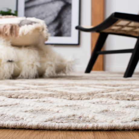 Safavieh Vermont 4'-0" x 6'-0" Rug in Ivory / Grey
