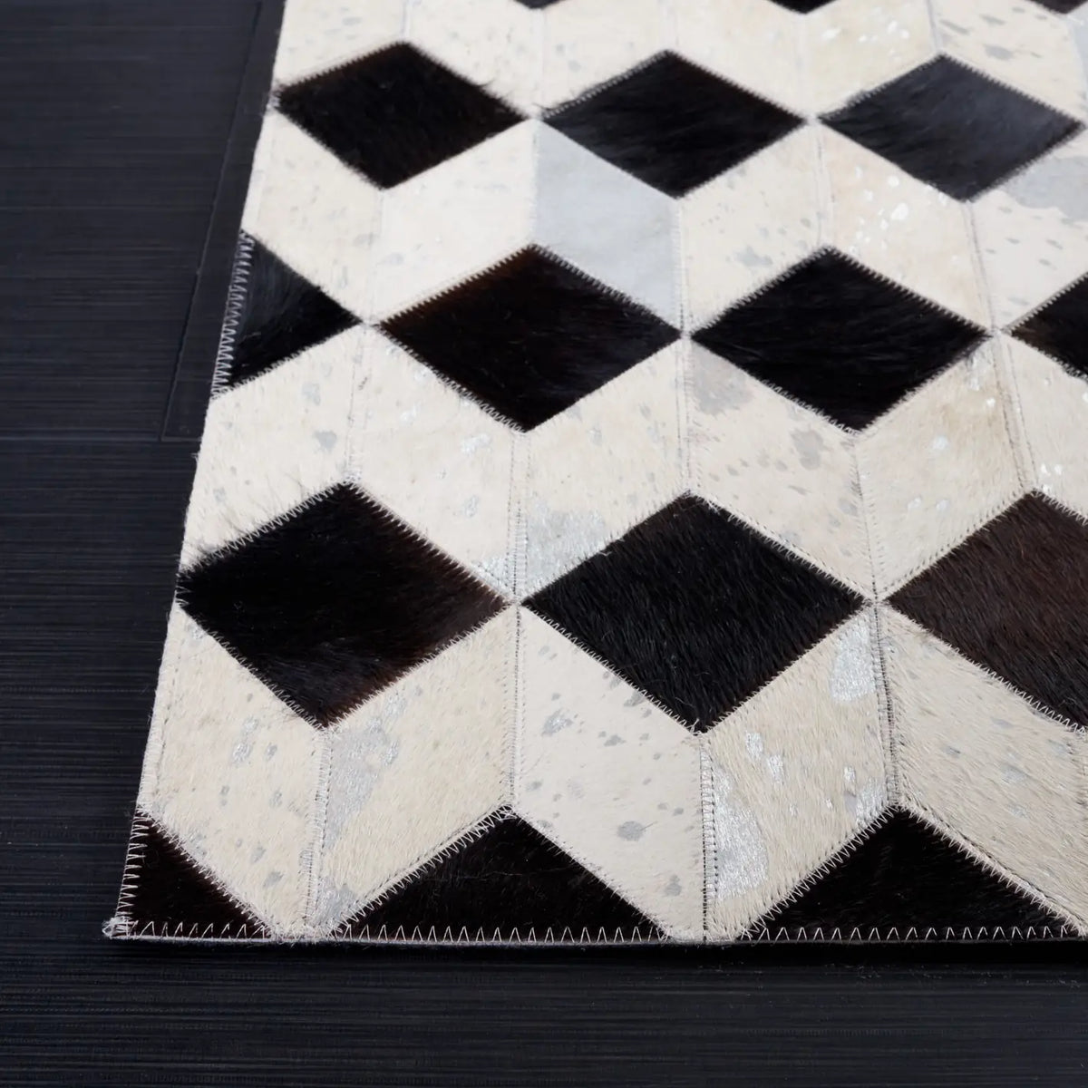 Safavieh Studio Leather 4'-0" x 6'-0" Rug in Beige / Black