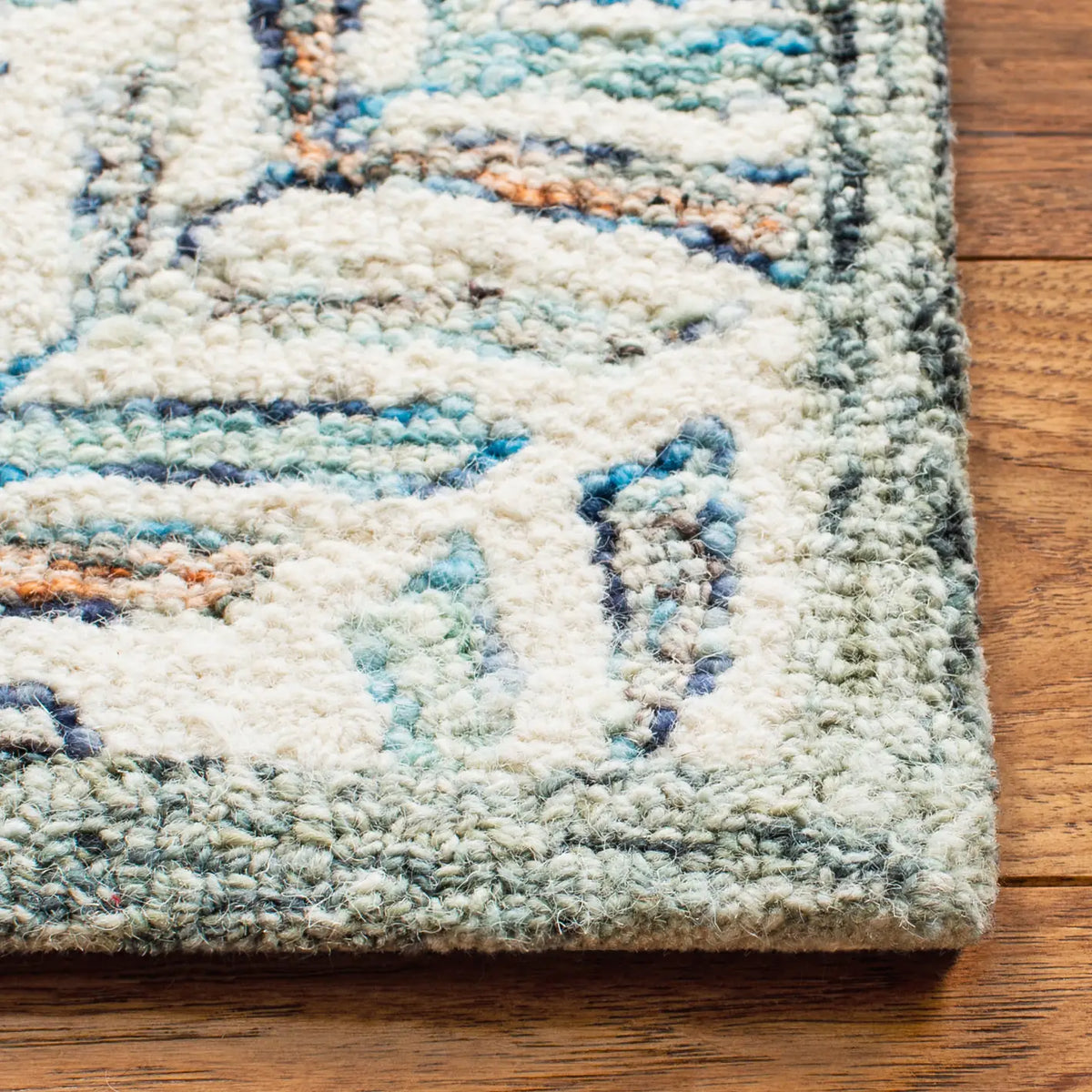 Safavieh Capri 4'-0" x 6'-0" Rug in Ivory / Blue