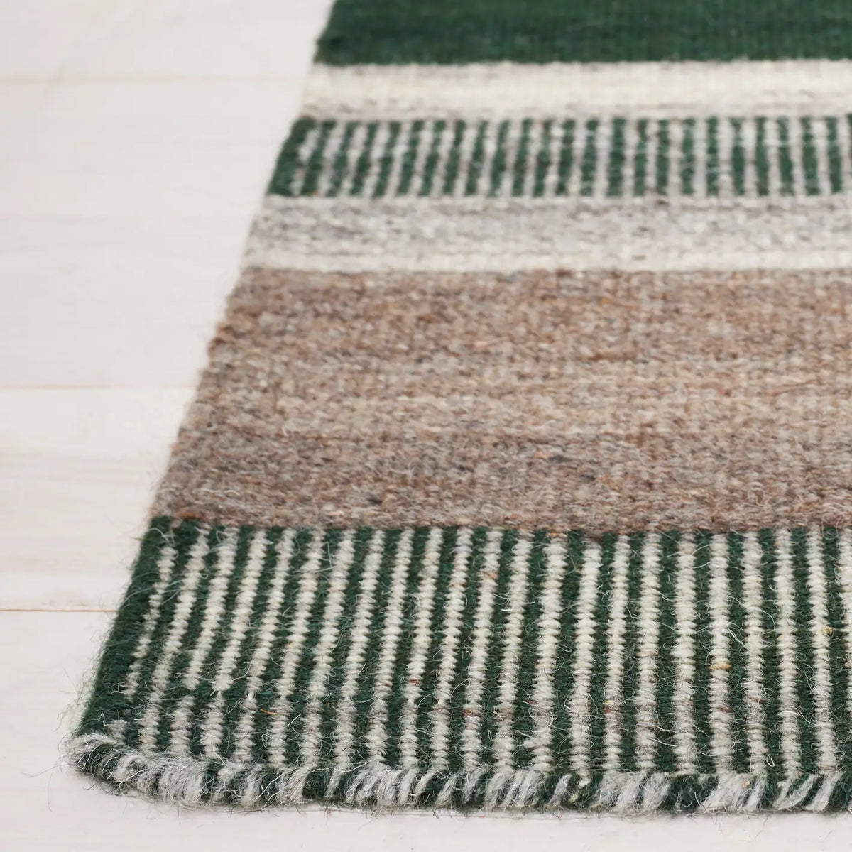 Safavieh Dhurries 4'-0" x 6'-0" Rug in Green / Grey