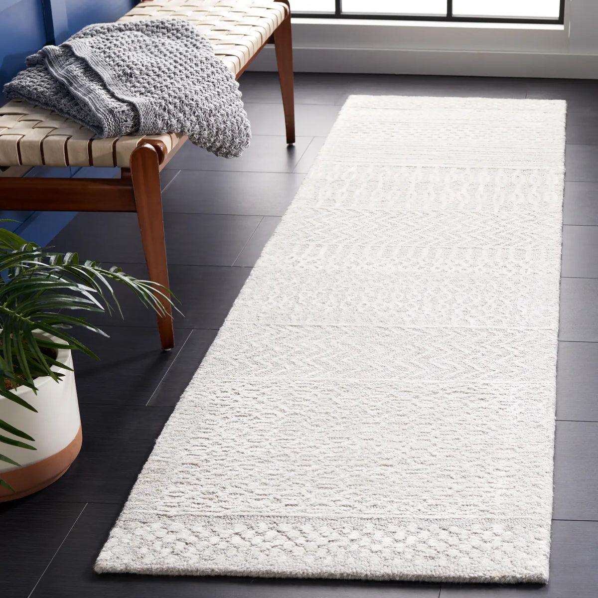 Safavieh Glamour 2'-3" x 8'-0" Rug in Grey / Ivory