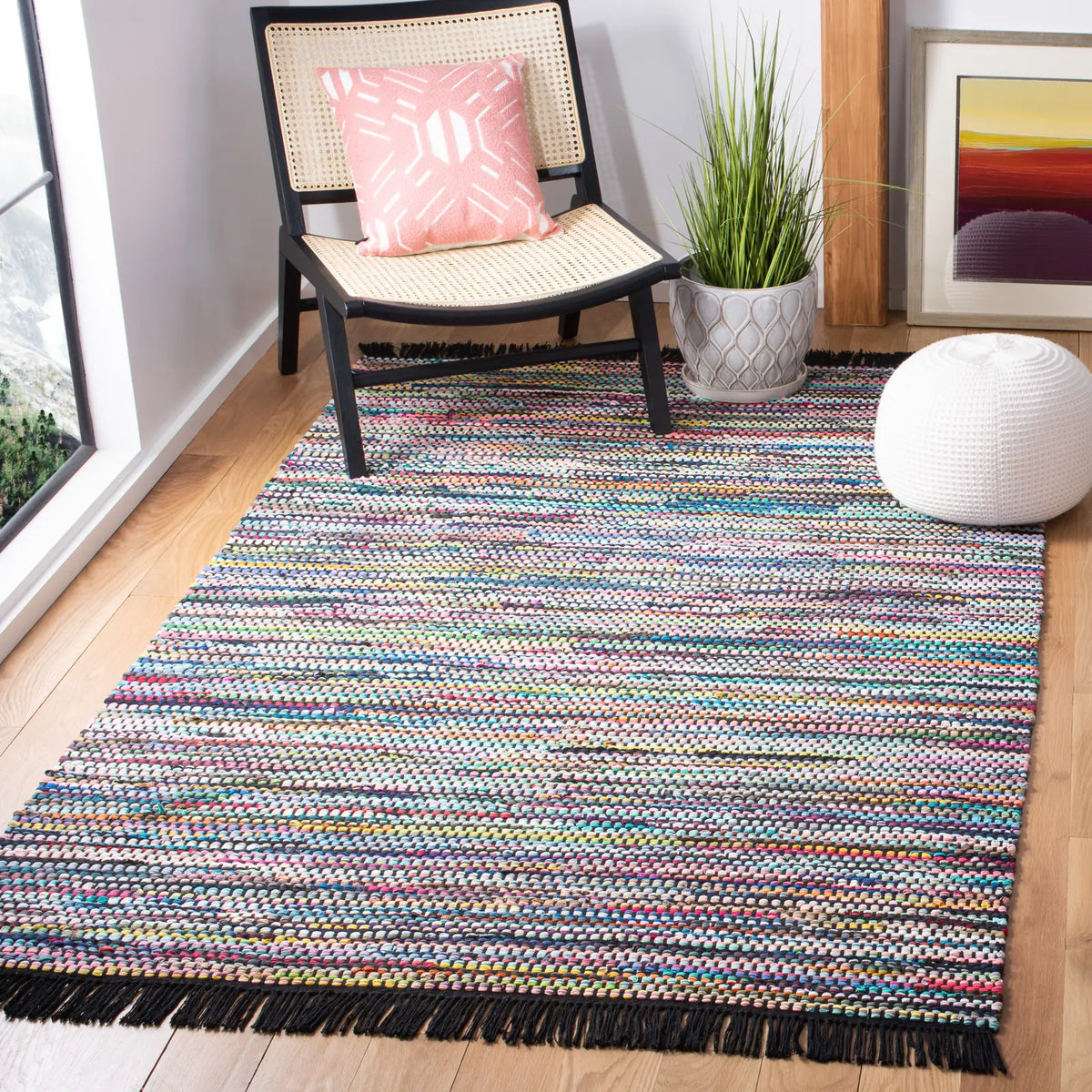 Safavieh Montauk 4'-0" x 6'-0" Rug in Black / Pink