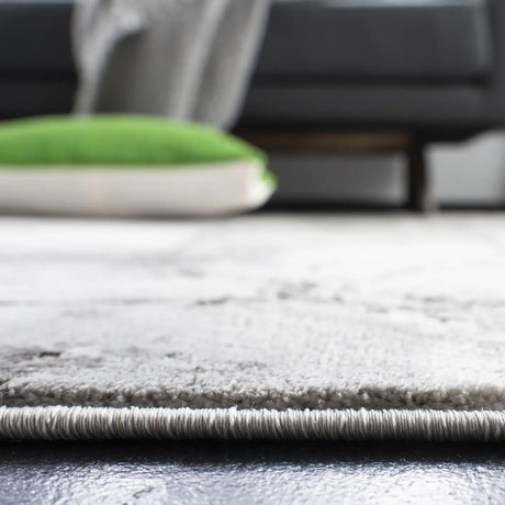 Safavieh Craft 5'-3" x 7'-6" Rug in Grey / Silver