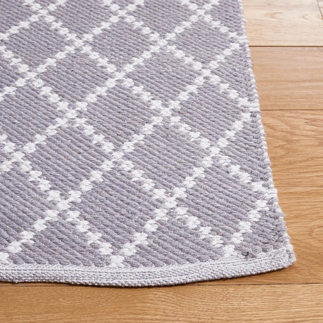 Safavieh Montauk 4'-0" x 6'-0" Rug in Light Grey / Ivory