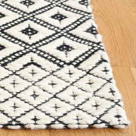 Safavieh Marbella 4'-0" x 6'-0" Rug in Black / Ivory