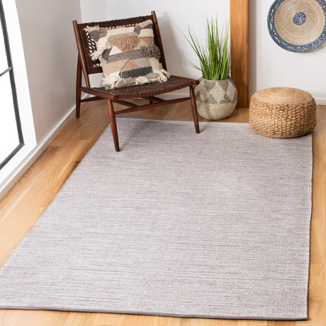 Safavieh Montauk 4'-0" x 6'-0" Rug in Silver