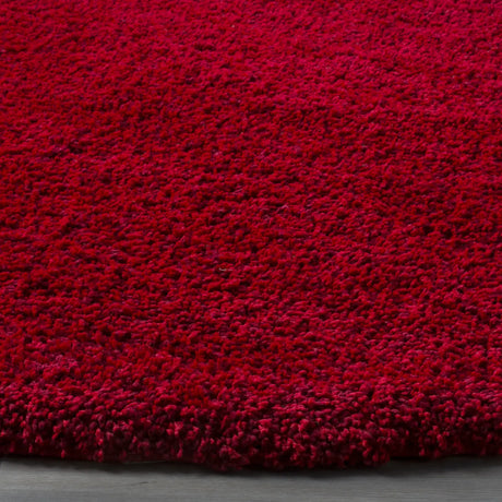 Safavieh Santa Monica Shag 6'-7" x 6'-7" Rug in Red