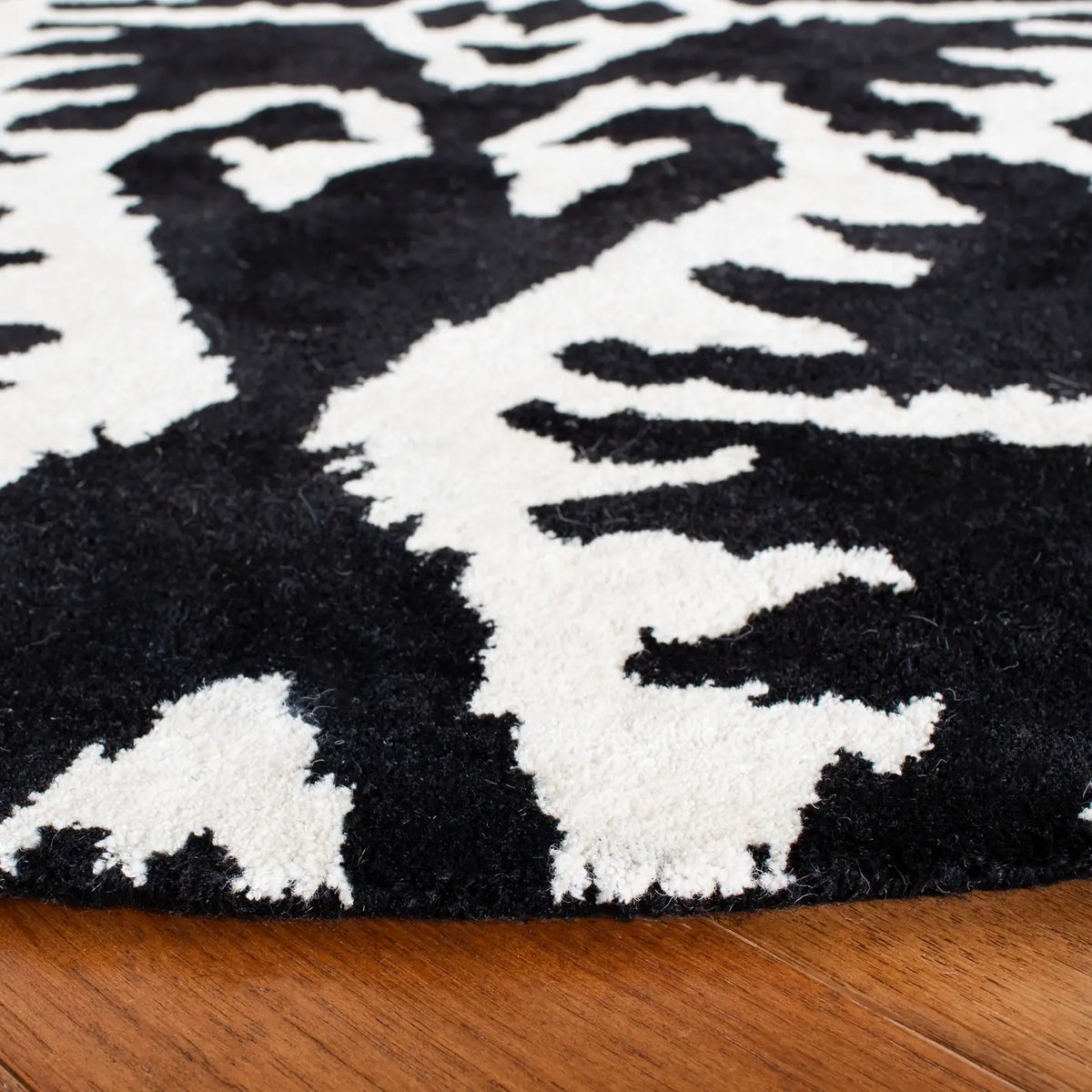 Safavieh Wyndham 5'-0" x 5'-0" Rug in Black / Ivory