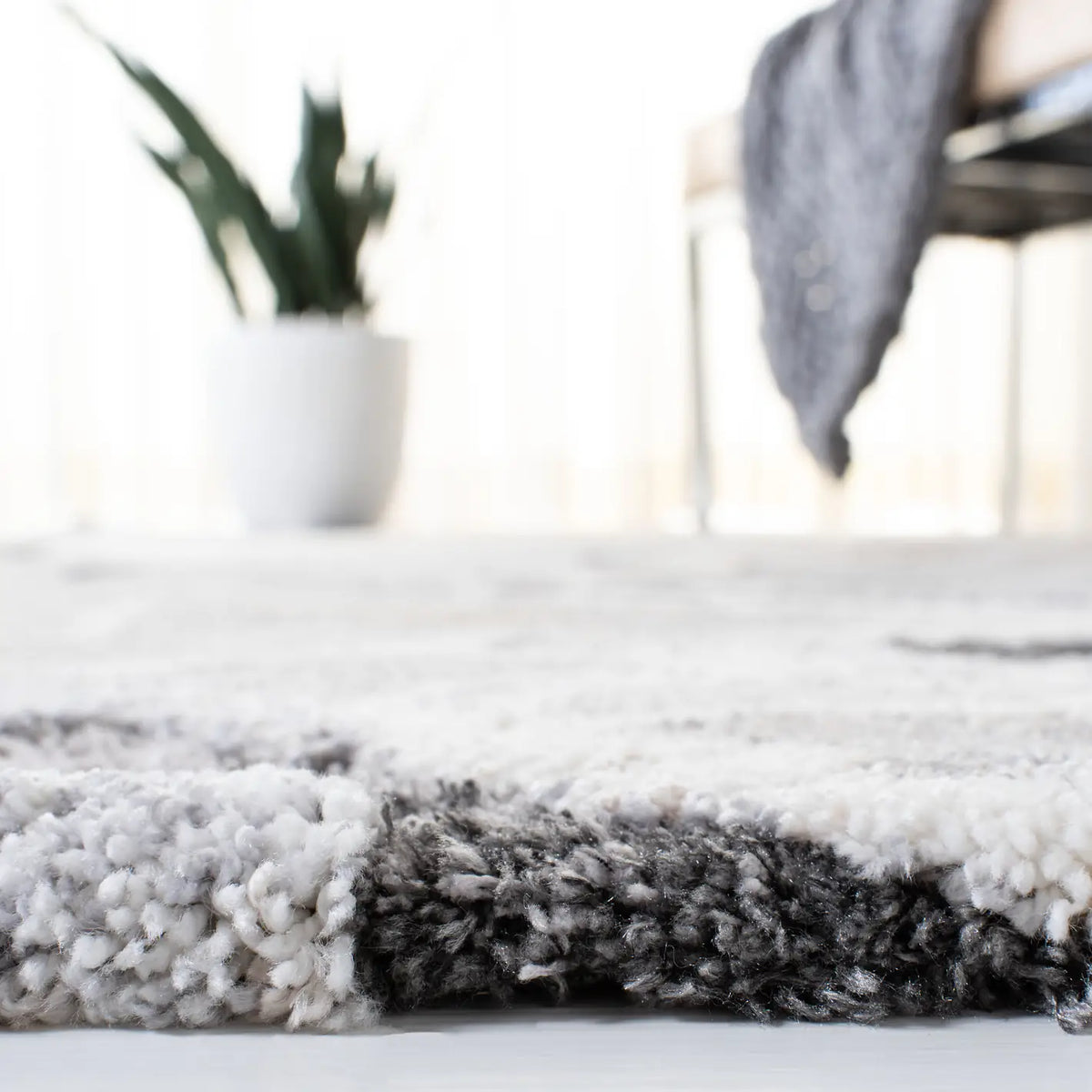 Safavieh Cyrus Shag 4'-5" x 6'-5" Rug in Grey / Beige