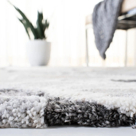 Safavieh Cyrus Shag 4'-5" x 6'-5" Rug in Grey / Beige