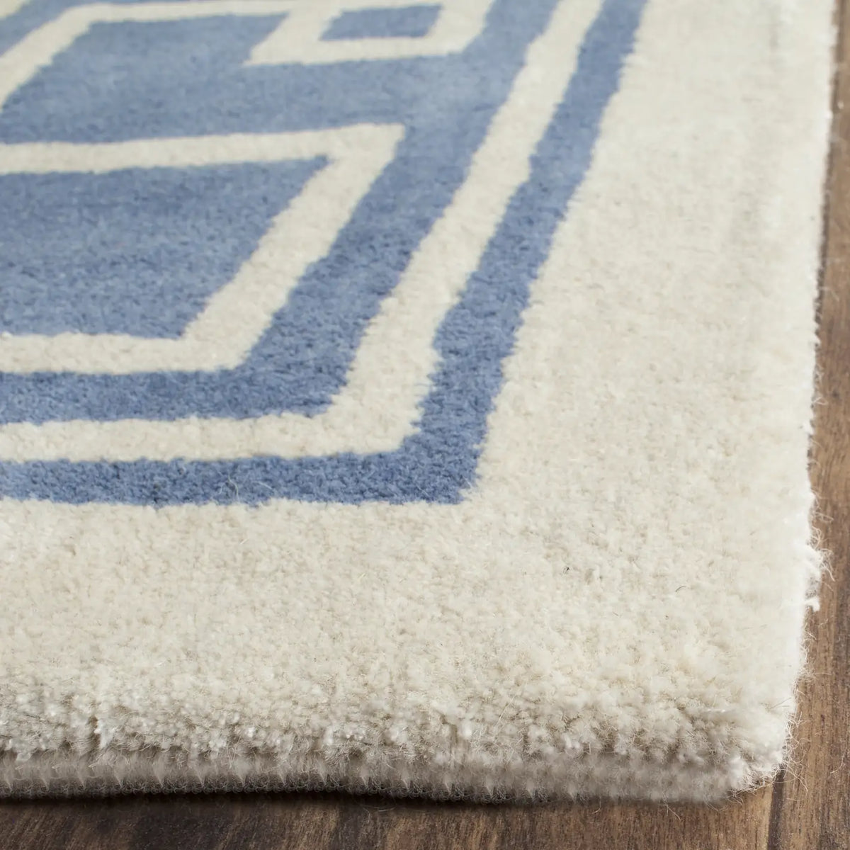 Safavieh Bella 8'-0" x 10'-0" Rug in Blue / Ivory