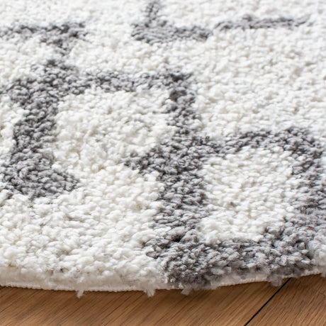 Safavieh Berber Shag 6'-7" x 6'-7" Rug in Ivory / Grey