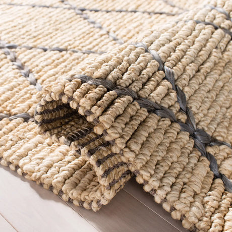 Safavieh Natural Fiber 4'-0" x 6'-0" Rug in Natural / Grey