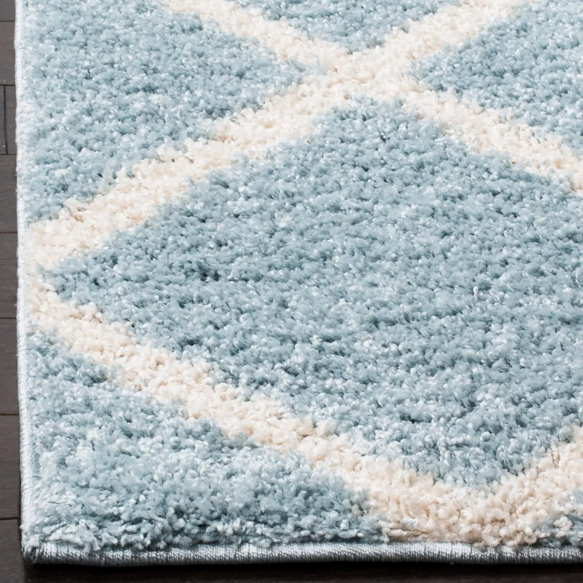 Safavieh New York Shag 5'-1" x 7'-6" Rug in Blue / Ivory