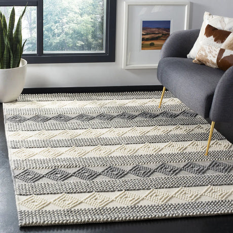 Safavieh Natura 4'-0" x 6'-0" Rug in Grey / Ivory