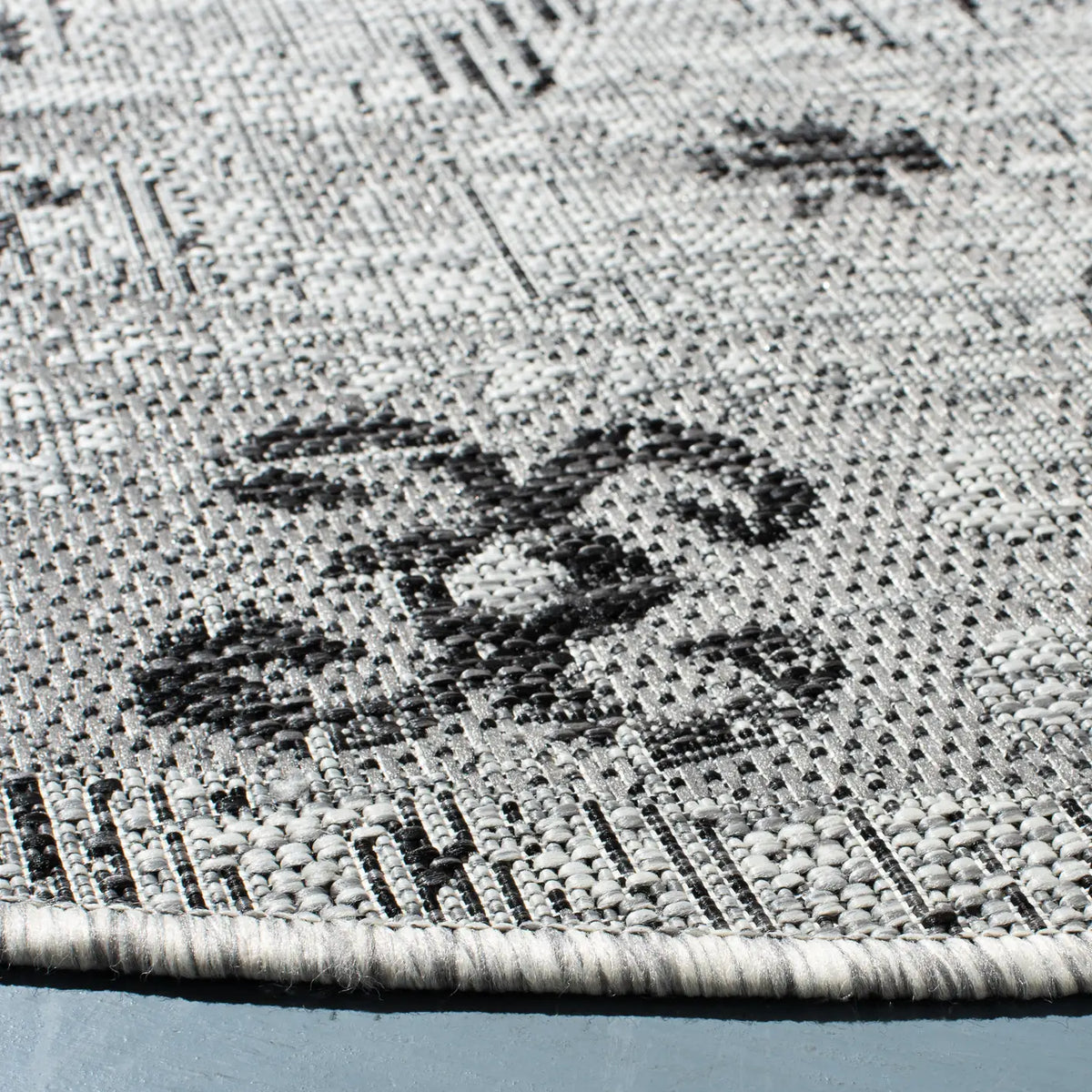 Safavieh Courtyard 6'-7" x 6'-7" Rug in Light Grey / Charcoal