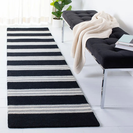 Safavieh Metro 2'-3" x 8'-0" Rug in Black / Ivory