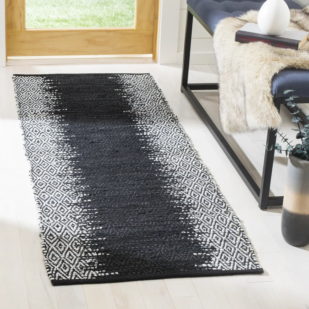 Safavieh Vintage Leather 2'-3" x 6'-0" Rug in Light Grey / Black