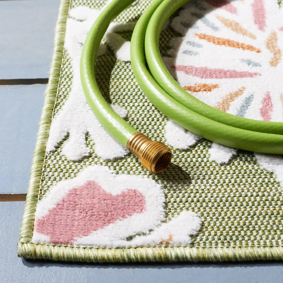 Safavieh Cabana 4'-0" x 6'-0" Rug in Green / Pink