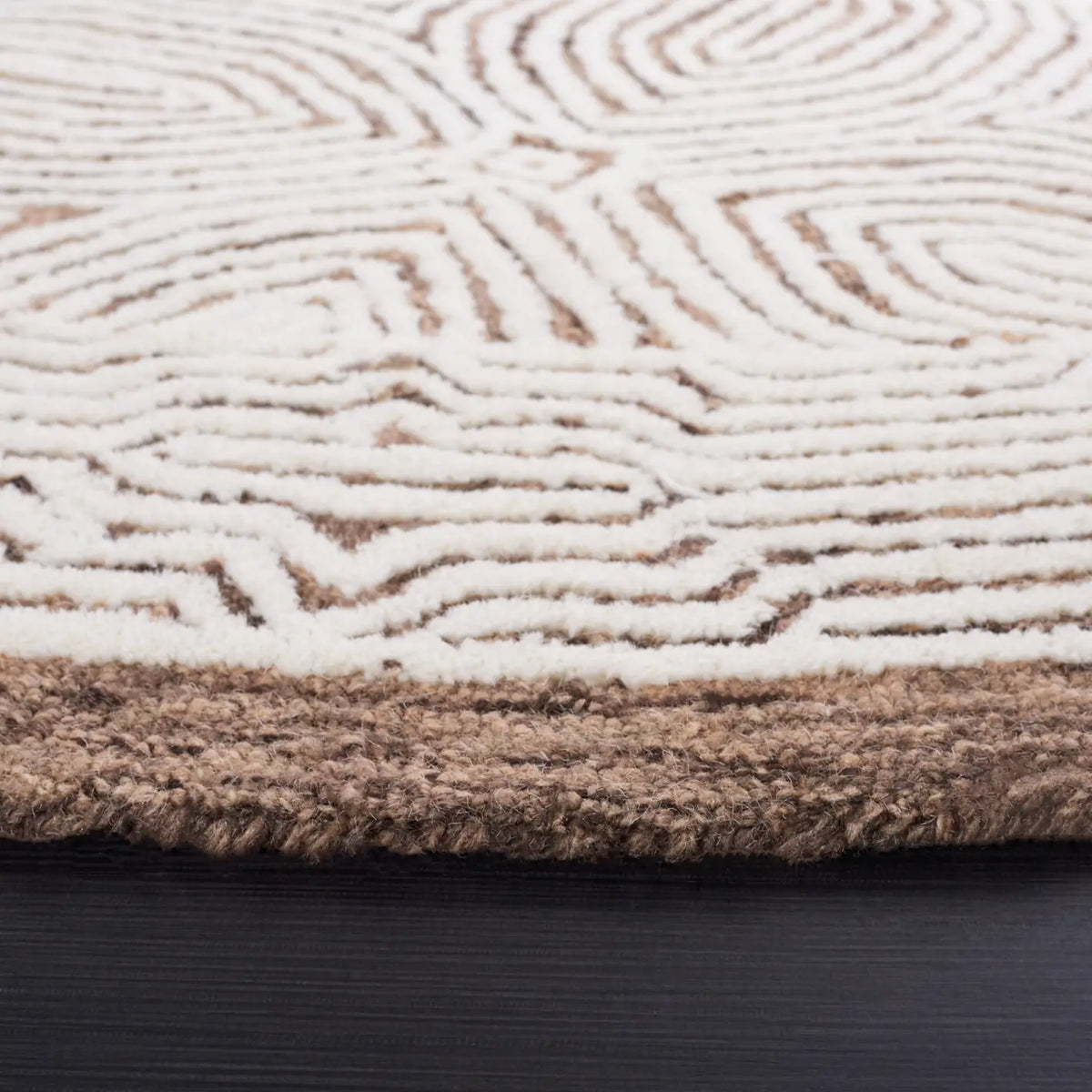 Safavieh Abstract 6'-0" x 6'-0" Rug in Beige / Ivory