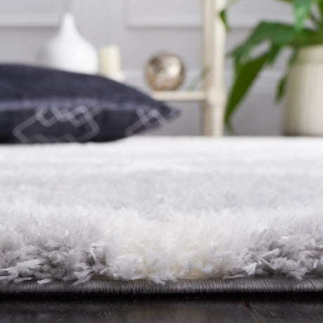 Safavieh Tahoe Shag 4'-0" x 6'-0" Rug in Light Grey / White
