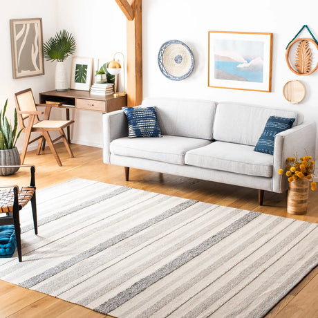 Safavieh Striped Kilim 6'-0" x 9'-0" Rug in Ivory / Grey