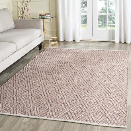 Safavieh Montauk 5'-0" x 7'-0" Rug in Beige / Ivory