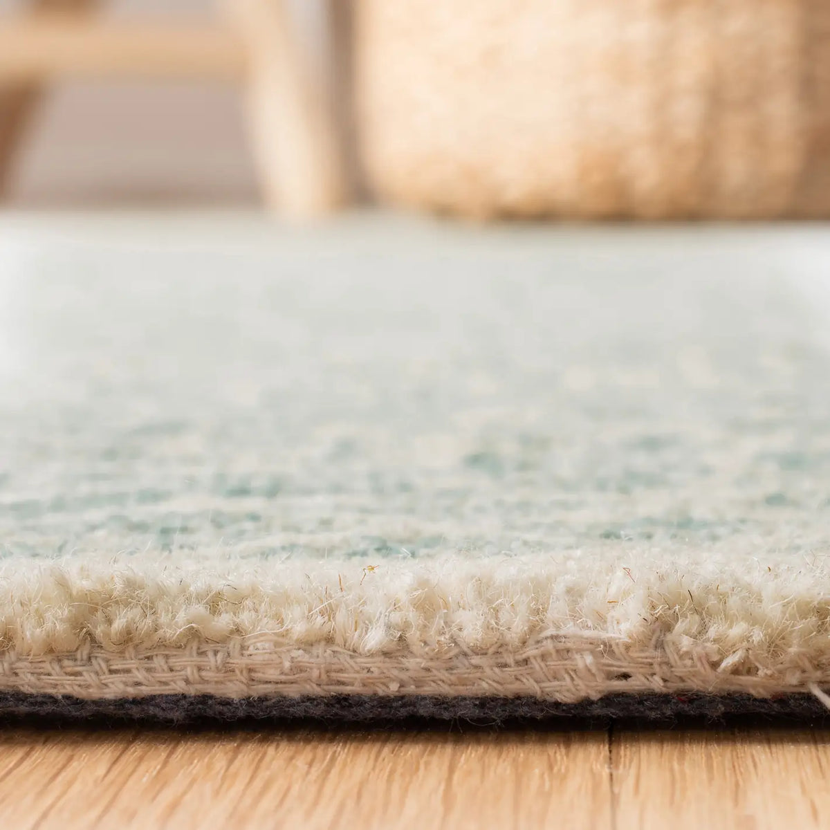 Safavieh Capri 4'-0" x 6'-0" Rug in Blue / Ivory