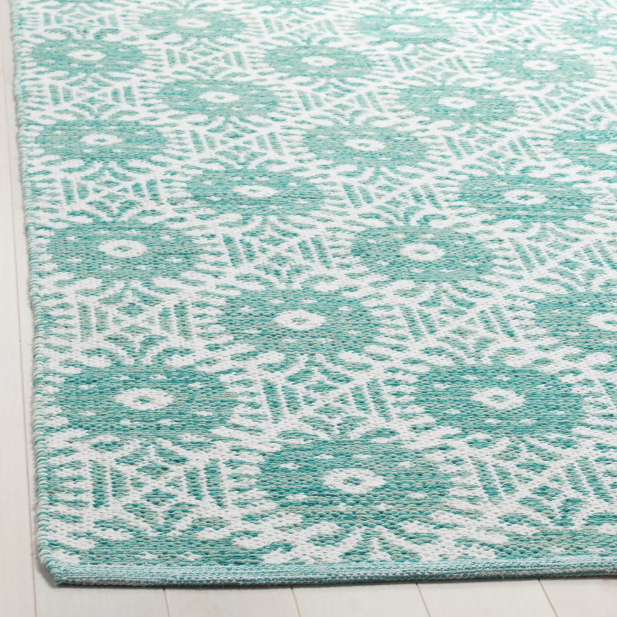 Safavieh Montauk 5'-0" x 8'-0" Rug in Aqua / Ivory