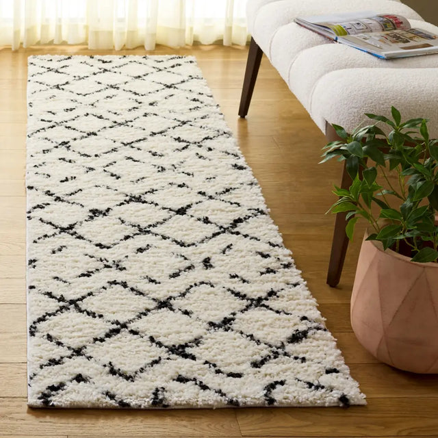 Safavieh Arizona Shag 2'-3" x 8'-0" Rug in Ivory / Black