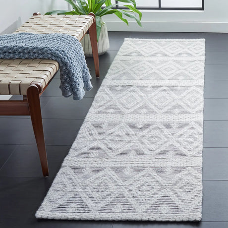 Safavieh Marbella 2'-3" x 8'-0" Rug in Ivory / Black