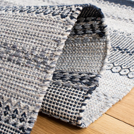 Safavieh Montauk 4'-0" x 6'-0" Rug in Grey / Black