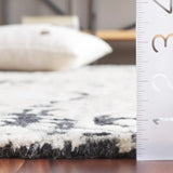 Safavieh Ebony 4'-0" x 6'-0" Rug in Black / Ivory