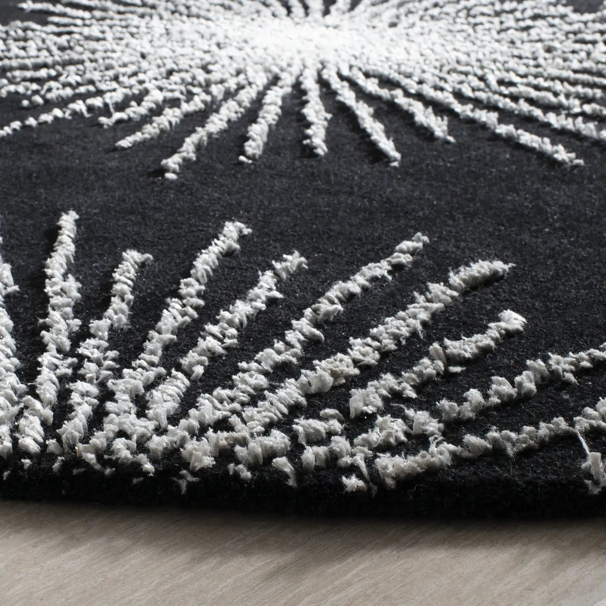 Safavieh Soho 6'-0" x 6'-0" Rug in Black / White