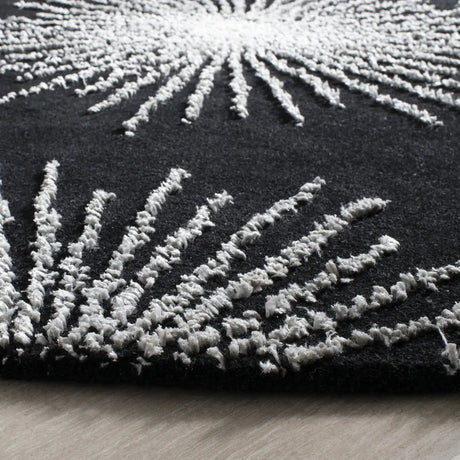 Safavieh Soho 6'-0" x 6'-0" Rug in Black / White