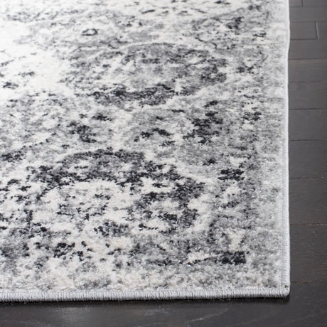 Safavieh Madison 4'-0" x 6'-0" Rug in Silver / Grey