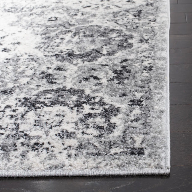 Safavieh Madison 4'-0" x 6'-0" Rug in Silver / Grey