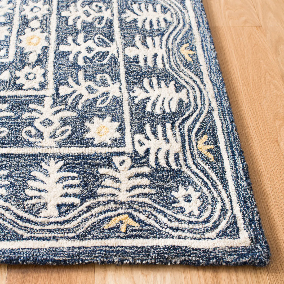 Safavieh Micro-Loop 5'-0" x 8'-0" Rug in Blue / Ivory