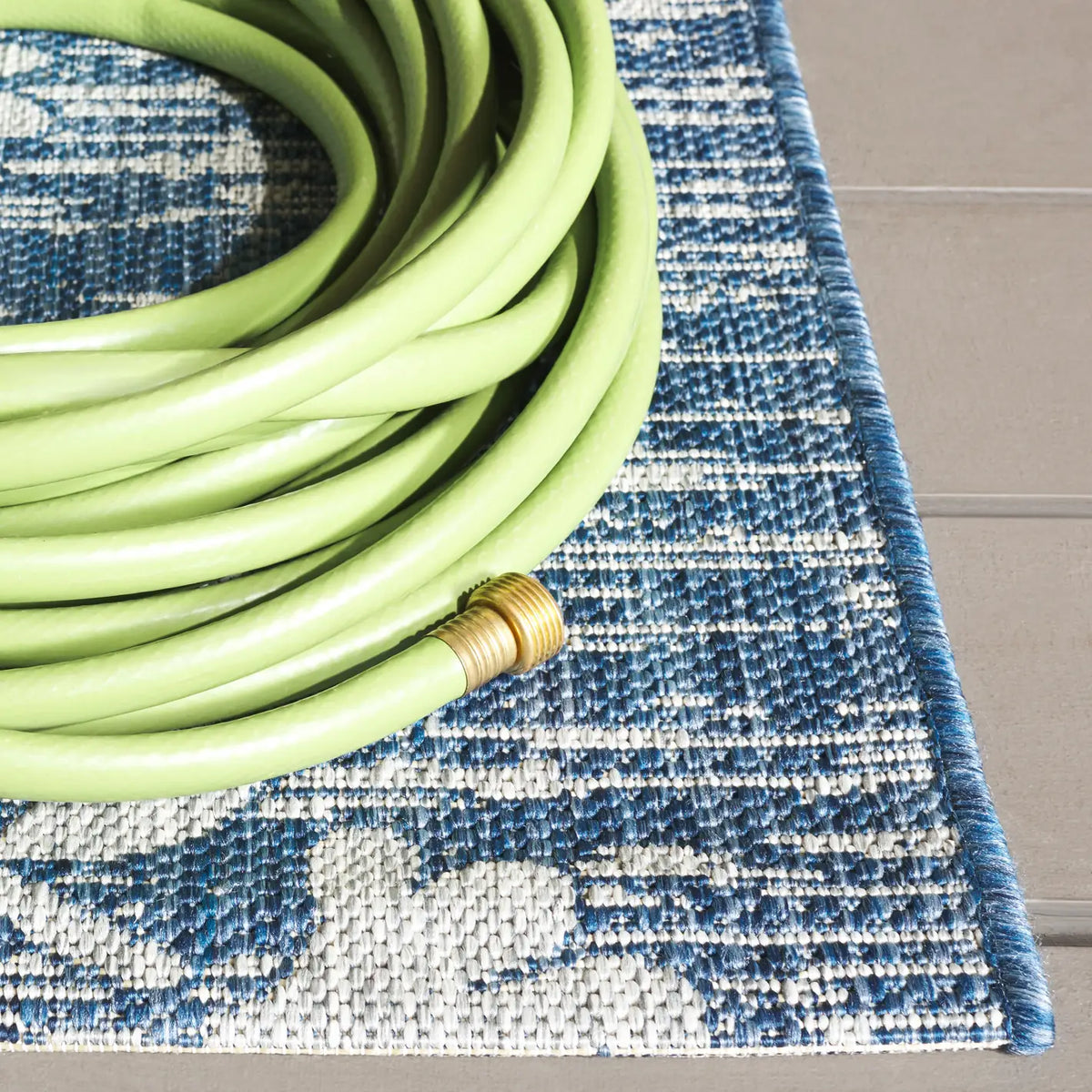 Safavieh Courtyard 4'-0" x 5'-7" Rug in Navy / Grey