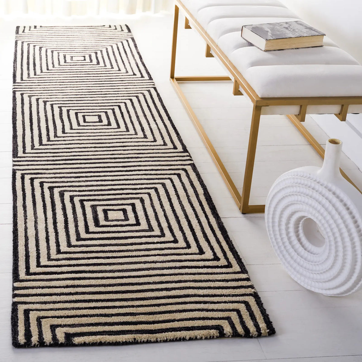 Safavieh Metro 2'-3" x 11'-0" Rug in Black / Beige