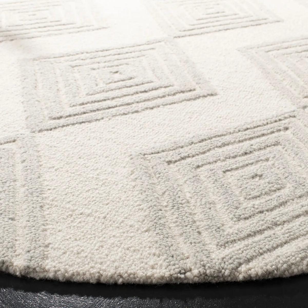 Safavieh Blossom 6'-0" x 6'-0" Rug in Ivory / Silver